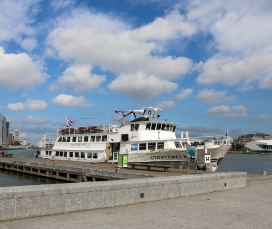 Schip Stortemelk bij Steiger 14 Amsterdam